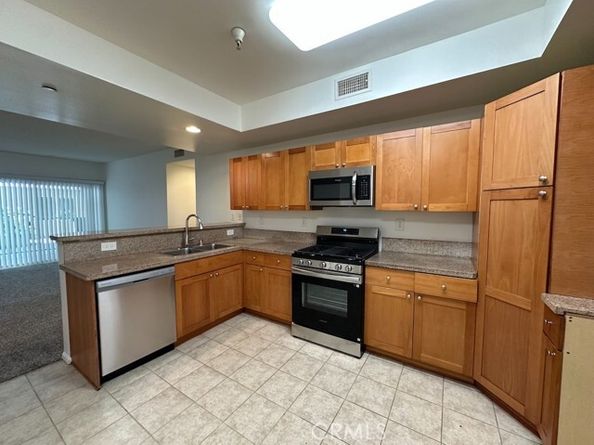 7551 Jordan Avenue 109, Canoga Park (los Angeles) CA 91303
