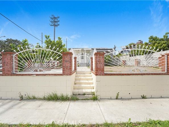 9027 Menlo, Los Angeles CA 90044