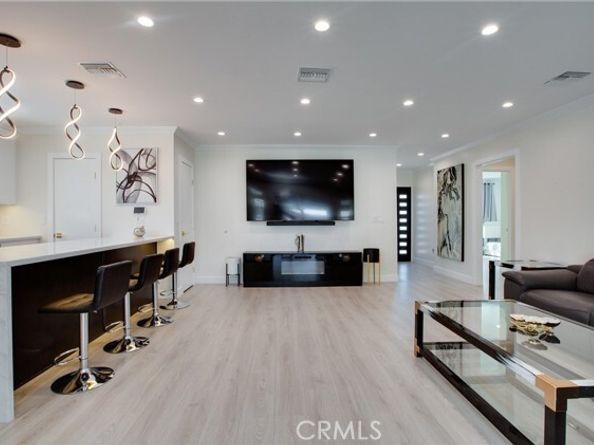 17011 Burton Street, Van Nuys (los Angeles) CA 91406