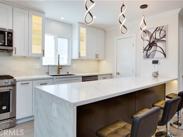 17011 Burton Street, Van Nuys (los Angeles) CA 91406