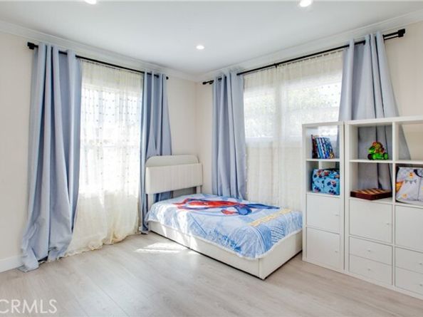 17011 Burton Street, Van Nuys (los Angeles) CA 91406