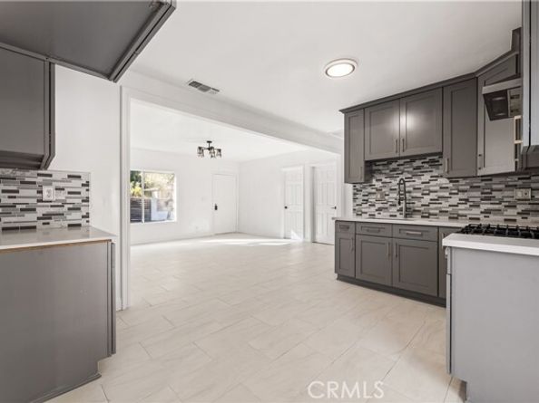 14592 Lyle Street, Sylmar (los Angeles) CA 91342