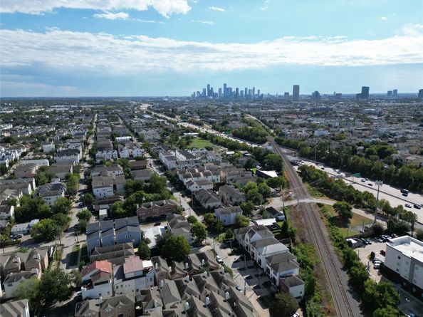 5845 Darling Street, Houston TX 77007