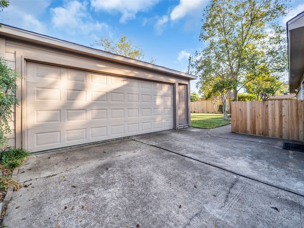 7015 Lacy Hill Drive, Houston TX 77036