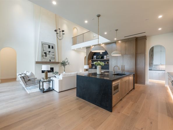 765 Sue Barnett Drive, Houston TX 77018