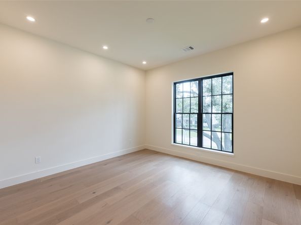 765 Sue Barnett Drive, Houston TX 77018