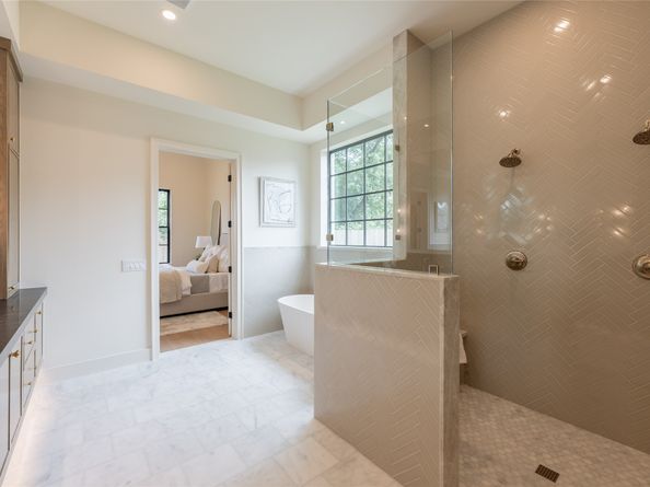 765 Sue Barnett Drive, Houston TX 77018