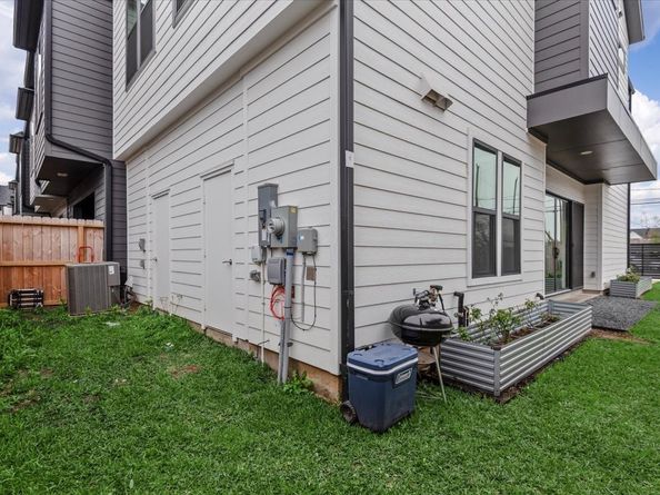 5203 Texas Street, Houston TX 77011