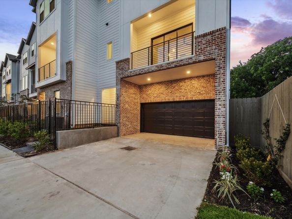 129 Eastwood Street, Houston TX 77011