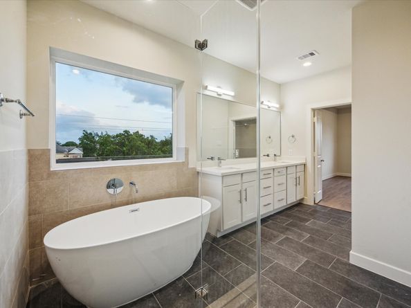 129 Eastwood Street, Houston TX 77011