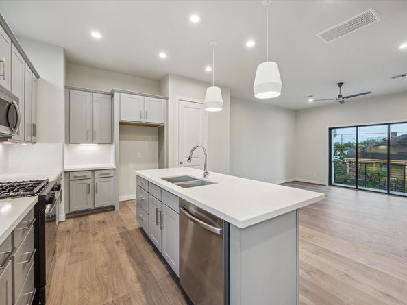 129 Eastwood Street, Houston TX 77011