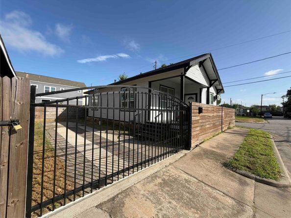 2400 Burkett Street, Houston TX 77004