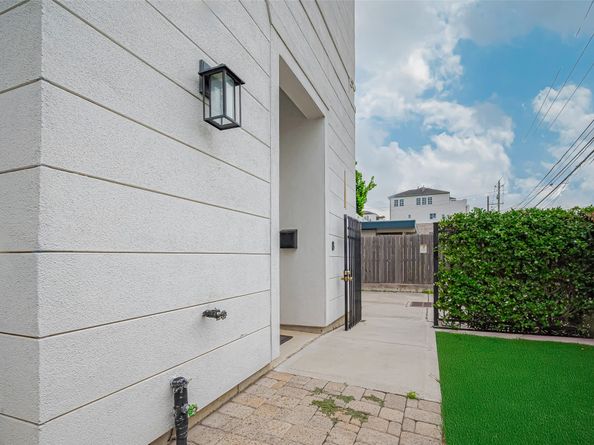 4318 E Center Street, Houston TX 77007
