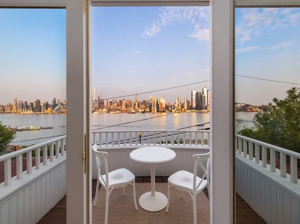 31 Hamilton Ave, Weehawken NJ 07086