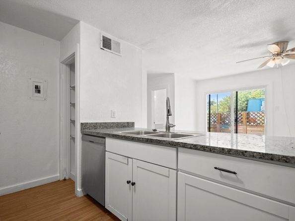300 E Croslin ST 106, Austin TX 78752
