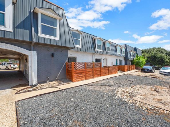 300 E Croslin ST 106, Austin TX 78752