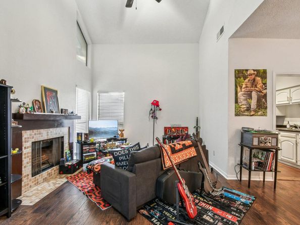 1910 Robbins PL 301, Austin TX 78705