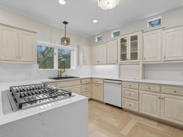 7315 Oak Shores DR, Austin TX 78730
