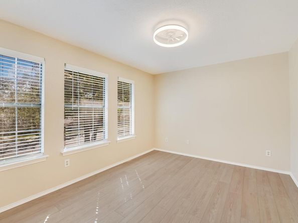 6808 Luckenbach LN, Austin TX 78729