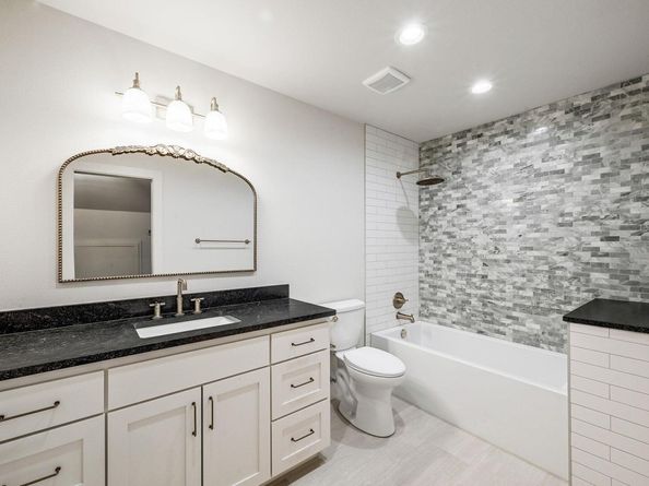 813 Newport DR, Spicewood TX 78669