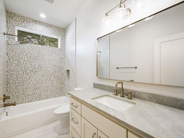 813 Newport DR, Spicewood TX 78669