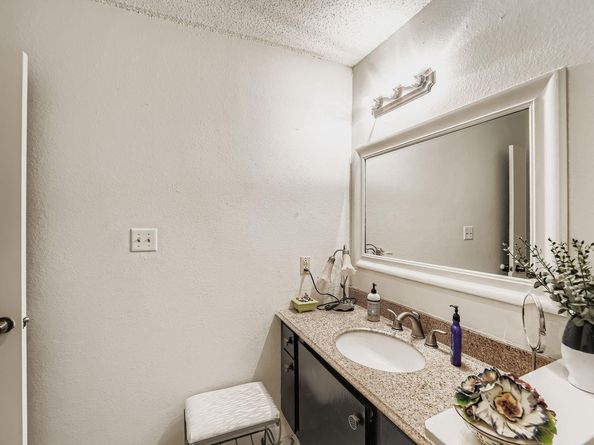 1705 Crossing PL A109, Austin TX 78741
