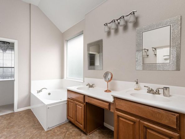 7109 Via Correto DR, Austin TX 78749