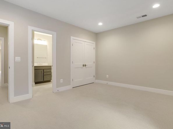 806 Meadow Lane SW, Vienna VA 22180
