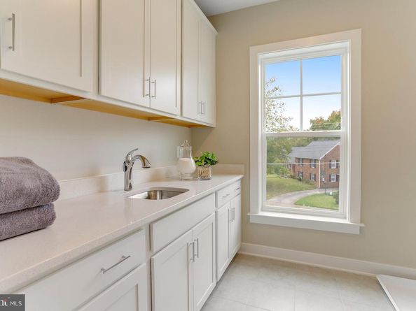 806 Meadow Lane SW, Vienna VA 22180