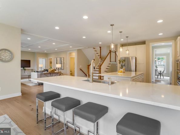 806 Meadow Lane SW, Vienna VA 22180