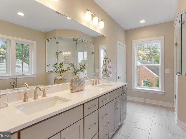 806 Meadow Lane SW, Vienna VA 22180