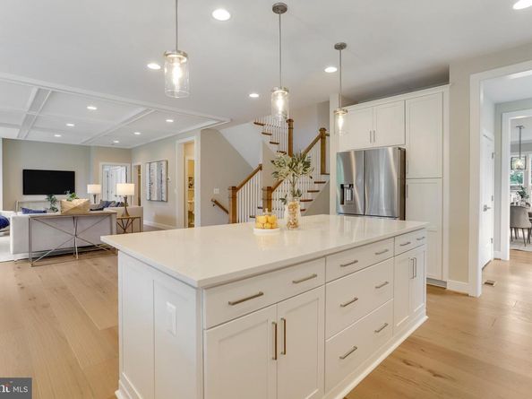 806 Meadow Lane SW, Vienna VA 22180