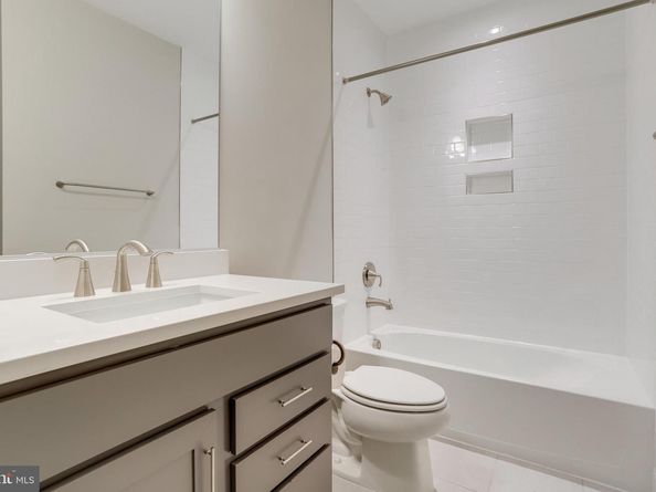 806 Meadow Lane SW, Vienna VA 22180