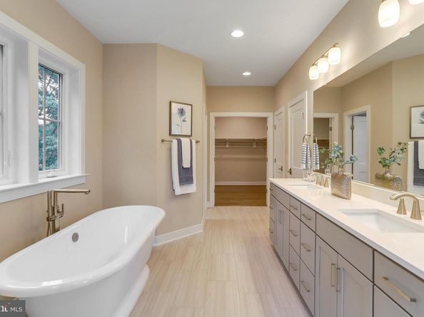 806 Meadow Lane SW, Vienna VA 22180
