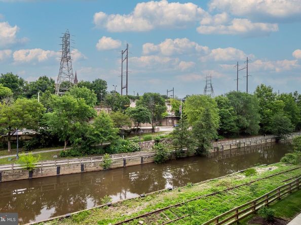 4537 Riverside Way, Philadelphia PA 19127