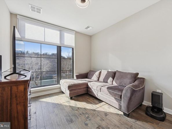 4537 Riverside Way, Philadelphia PA 19127