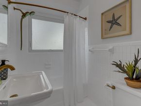 422 N Edgewood Street, Arlington VA 22201