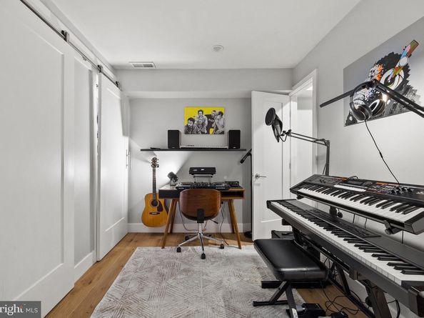 858 N Leithgow Street, Philadelphia PA 19123