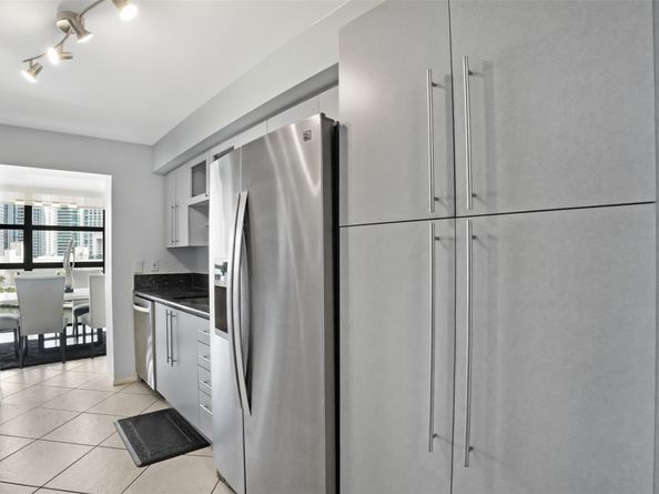 200 Leslie Dr 915, Hallandale Beach FL 33009