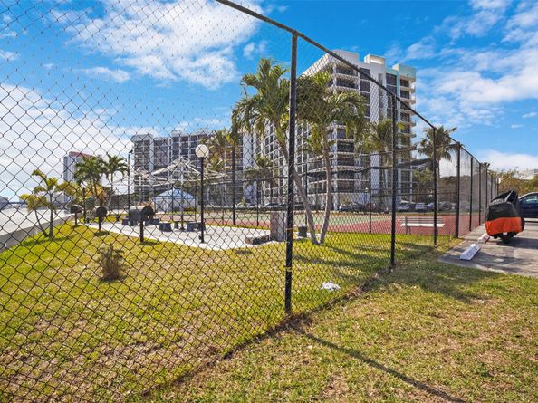 200 Leslie Dr 915, Hallandale Beach FL 33009