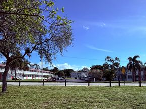 2204 Lake Osborne Drive 5, Lake Worth Beach FL 33461