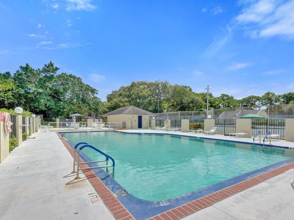 526 5th Terrace, Palm Beach Gardens FL 33418
