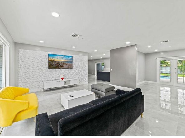 4811 Hayes St, Hollywood FL 33021