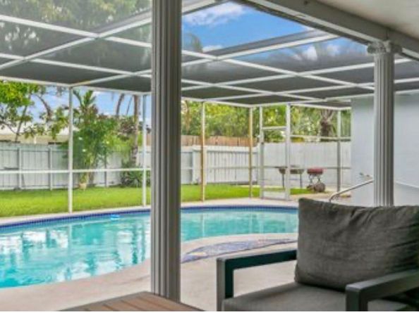 4811 Hayes St, Hollywood FL 33021