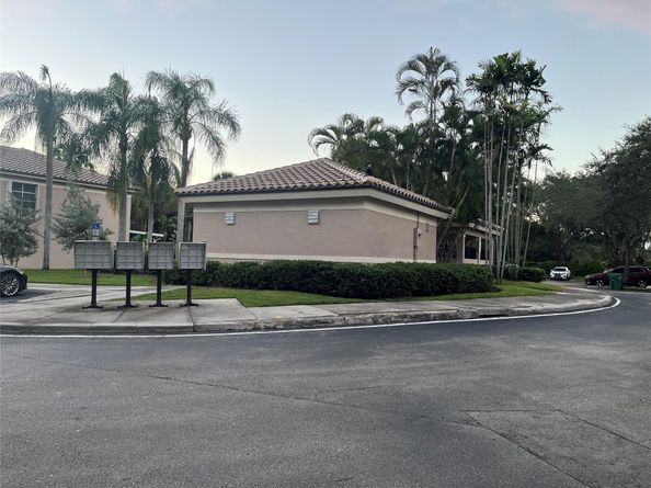 9702 NW 23rd Ct 9702, Pembroke Pines FL 33024