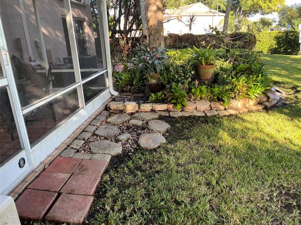 9702 NW 23rd Ct 9702, Pembroke Pines FL 33024