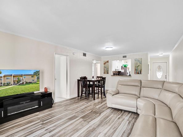 140 Lake Meryl Drive 140, West Palm Beach FL 33411