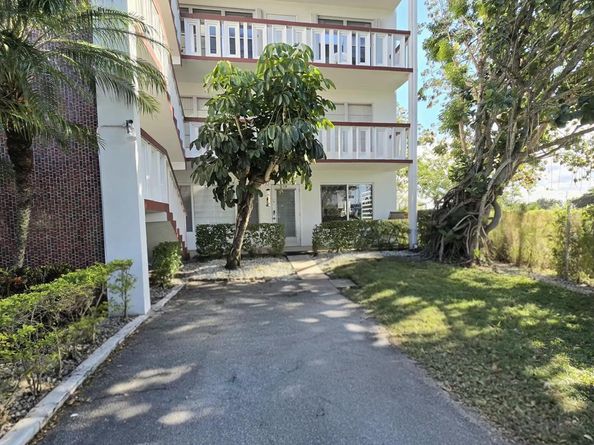 114 Greenbrier C, West Palm Beach FL 33417