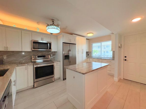 3138 Via Poinciana 306, Lake Worth FL 33467