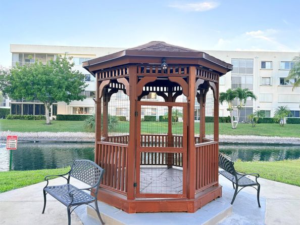 3138 Via Poinciana 306, Lake Worth FL 33467